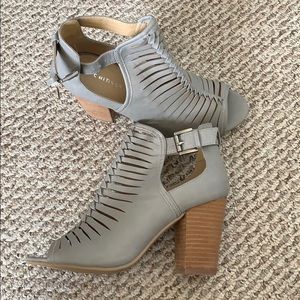 Chinese Laundry sandal